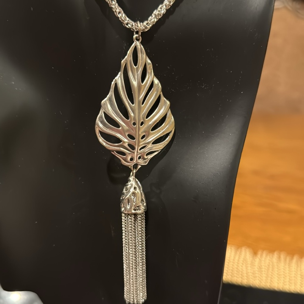 KENDRA SCOTT LONG SILVER NECKLACE - Picture 2 of 4